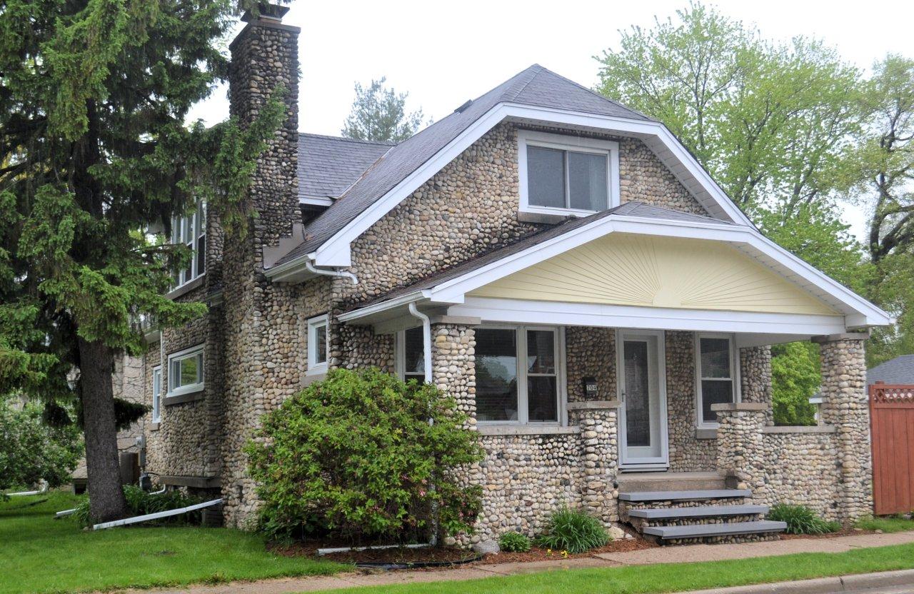 704 Westowne Ave, Waukesha, WI 53188