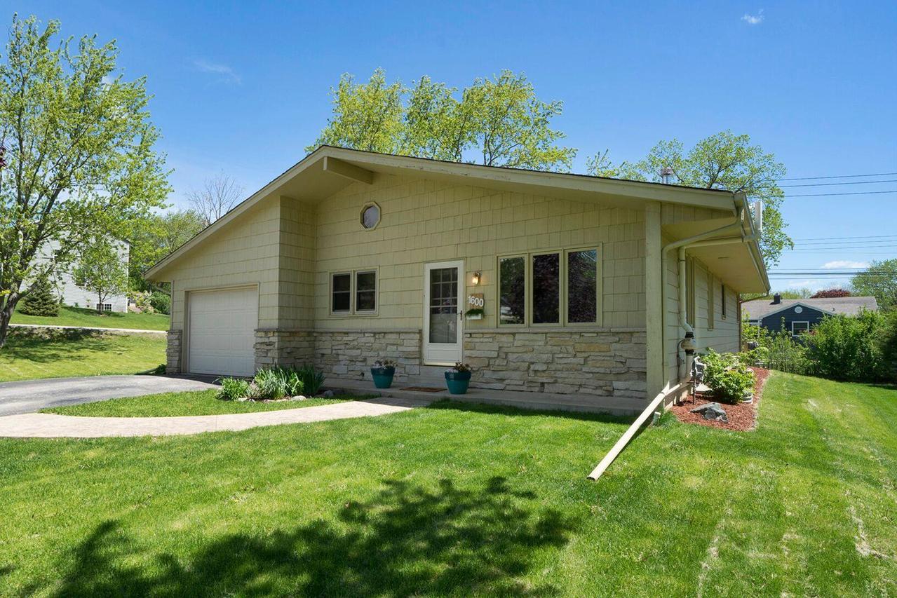 1600 S 171st St, New Berlin, WI 53151