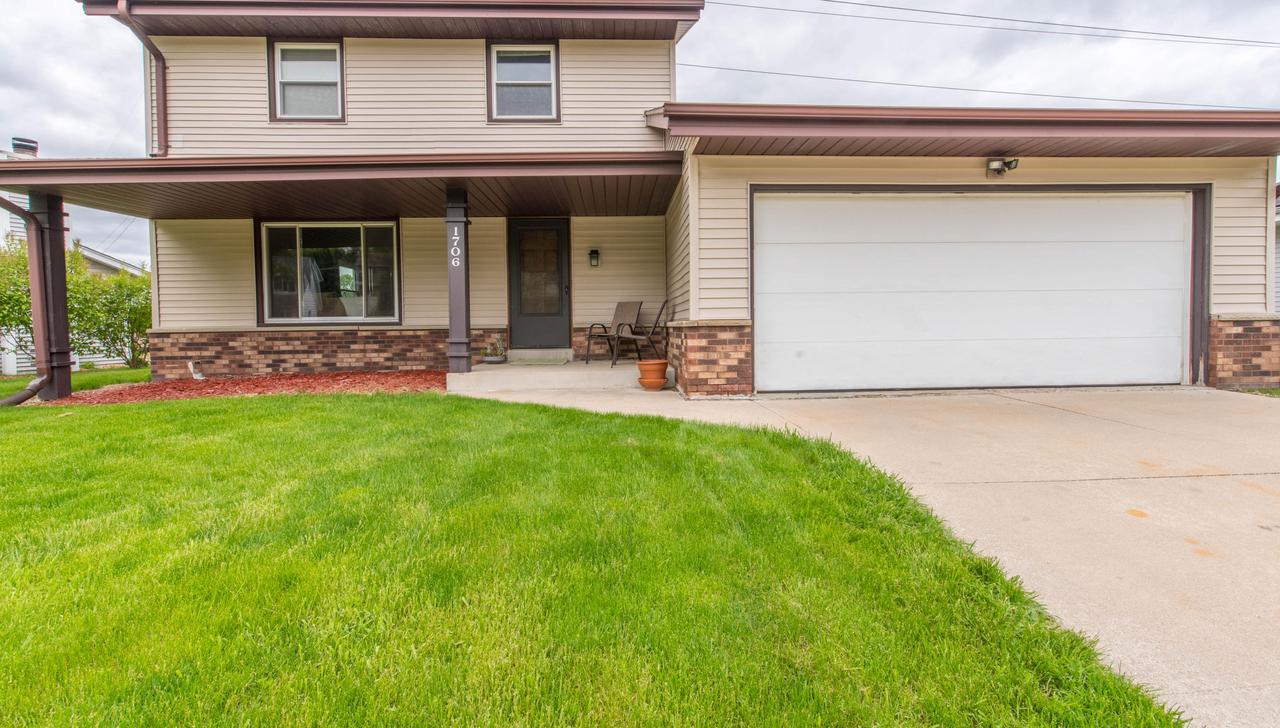 1706 Blackhawk Tr Tr., Waukesha, WI 53186