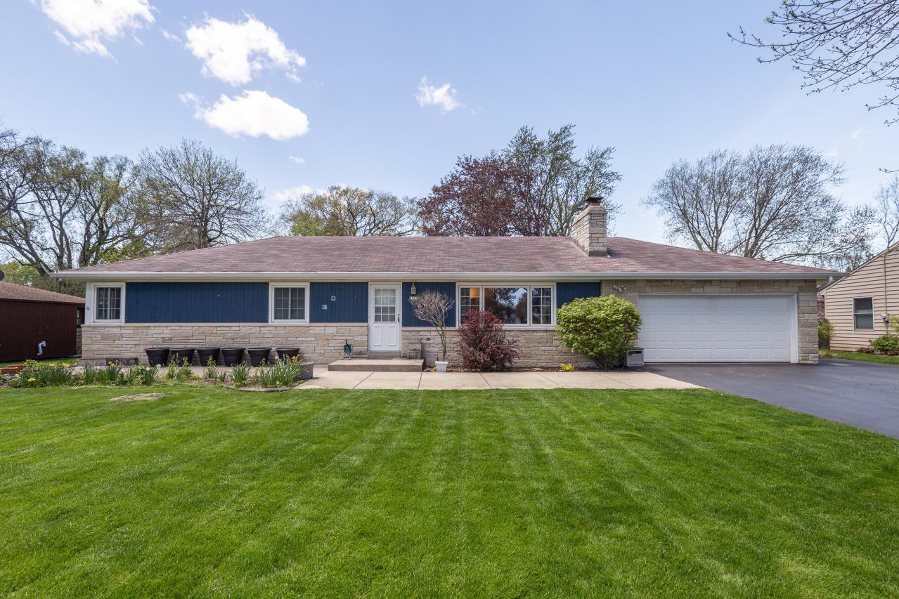 8545 N Regent Rd, Fox Point, WI 53217