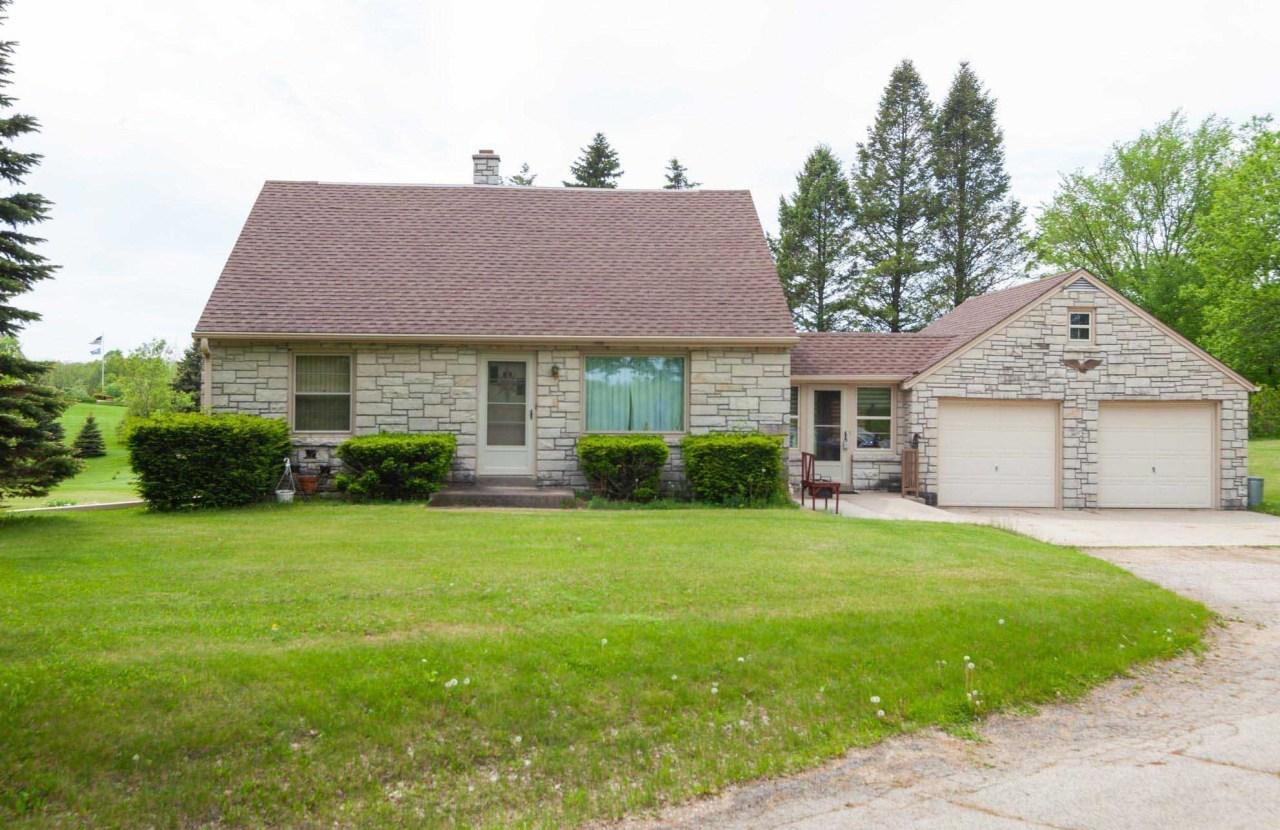 755 Bonnie Ln, Slinger, WI 53086