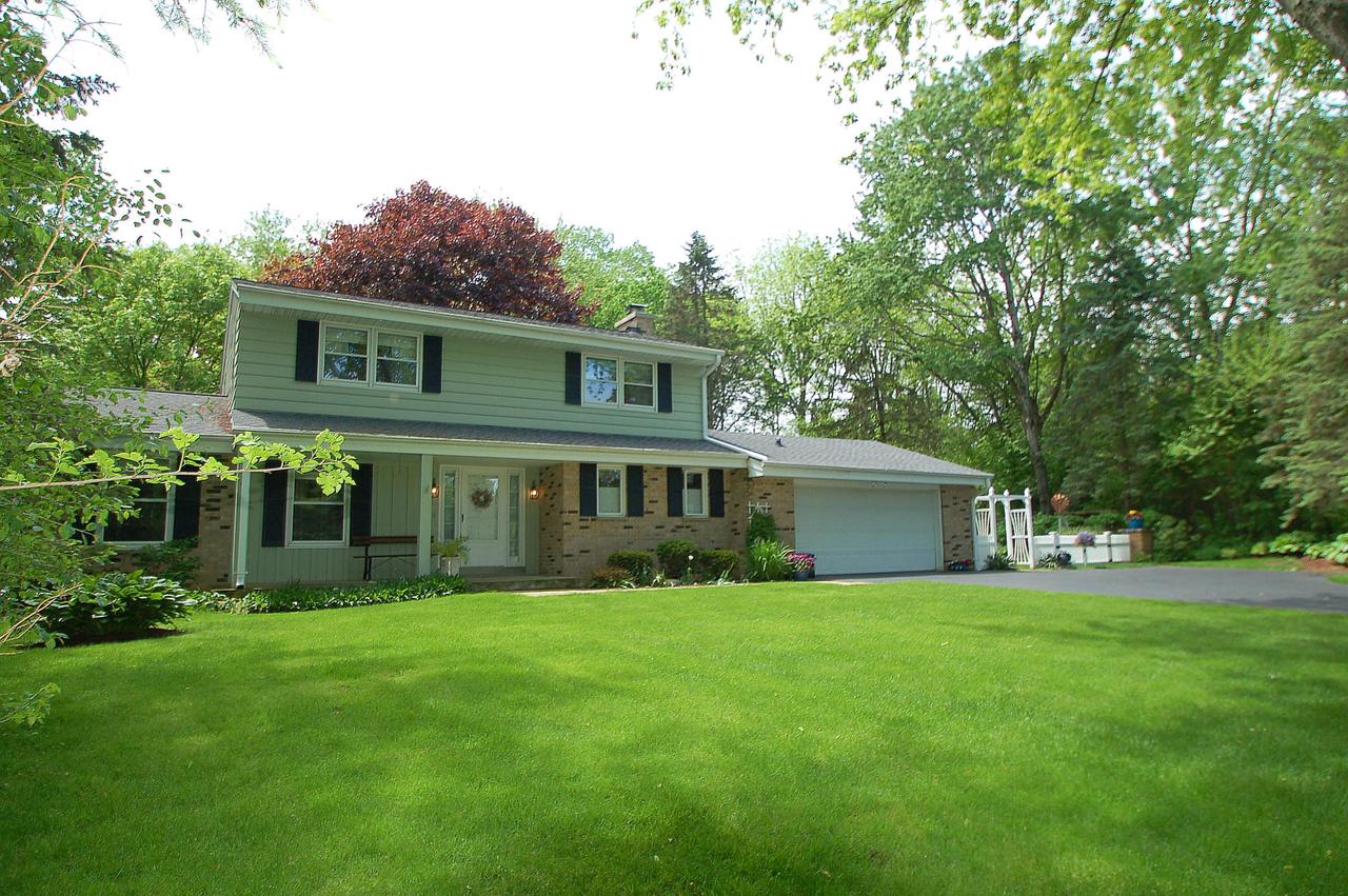 4475 S Hillview Ct, New Berlin, WI 53146