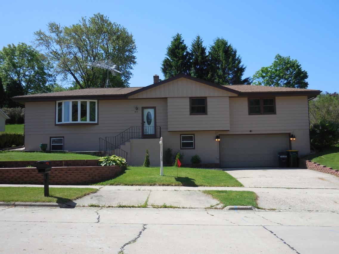 1513 Roosevelt N Dr., West Bend, WI 53090