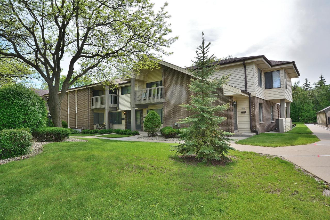 1637 S Carriage Ln. #Ln, New Berlin, WI 53151