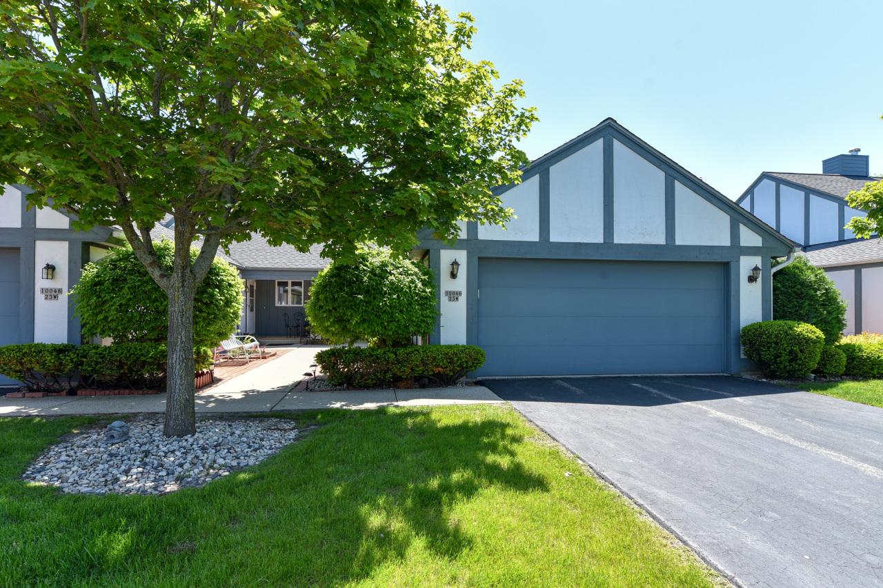 10046 N Franklin Ct, Mequon, WI 53092