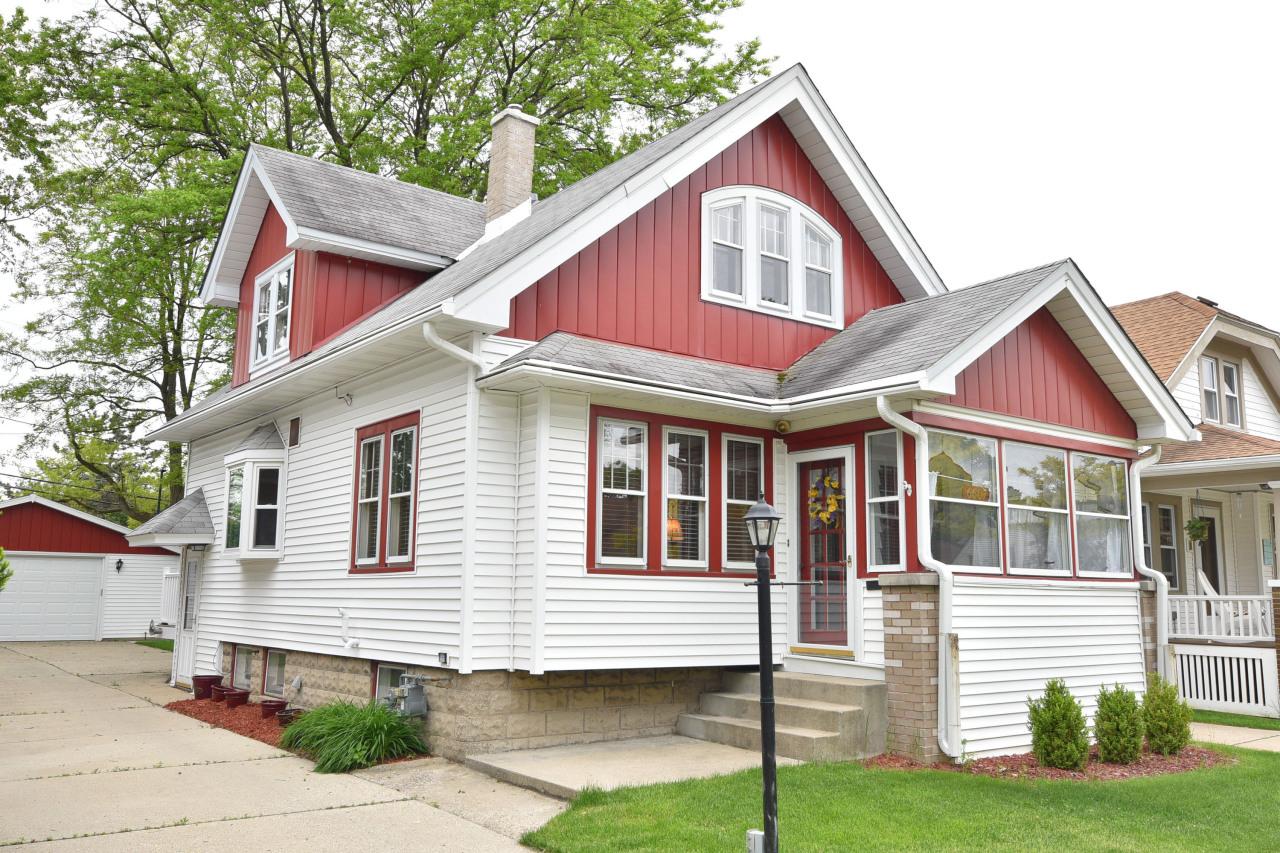 6607 Powell Pl, Wauwatosa, WI 53213