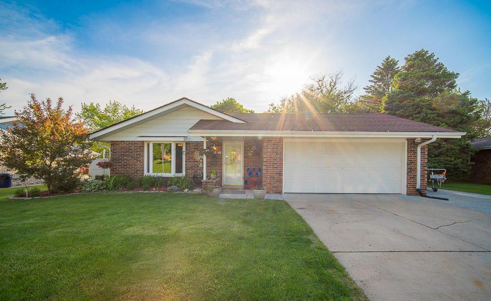 209 Oakview Dr., Slinger, WI 53086
