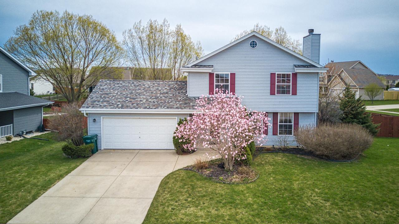 8609 Fox Haven Chase St, Sturtevant, WI 53177