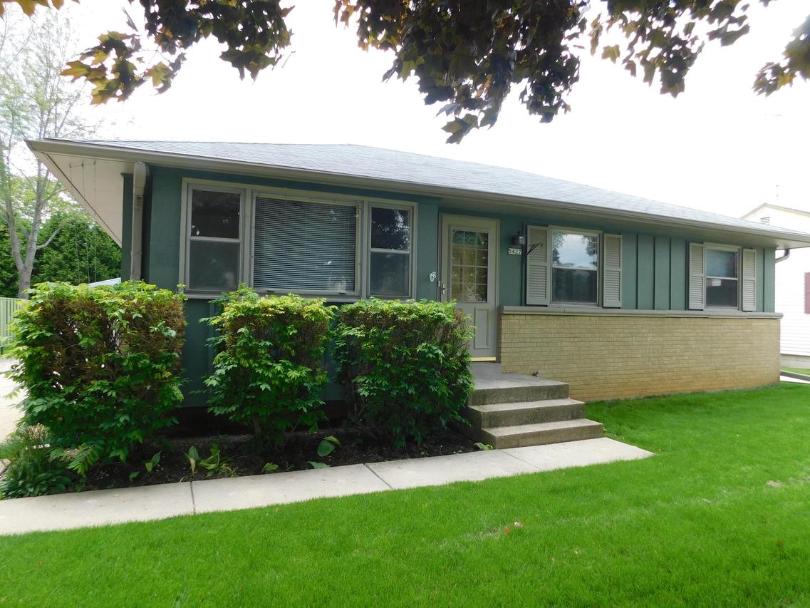 5427 S 112th St, Hales Corners, WI 53130