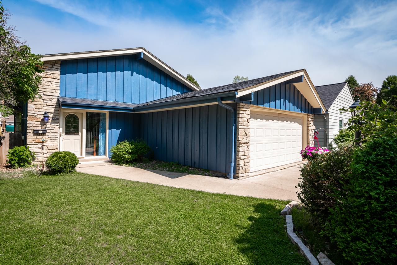 6220 N Lydell Ave, Whitefish Bay, WI 53217