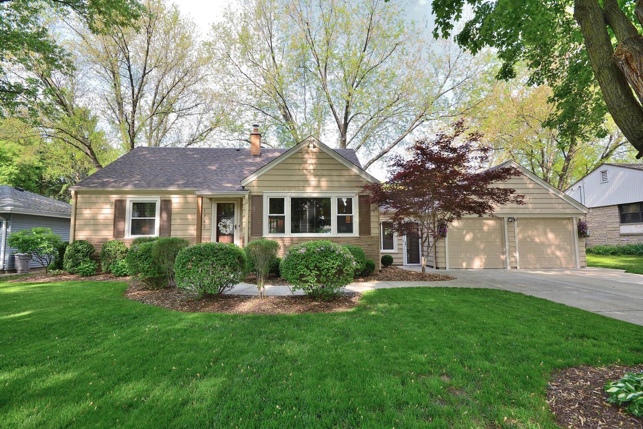 1747 N 117th St, Wauwatosa, WI 53226
