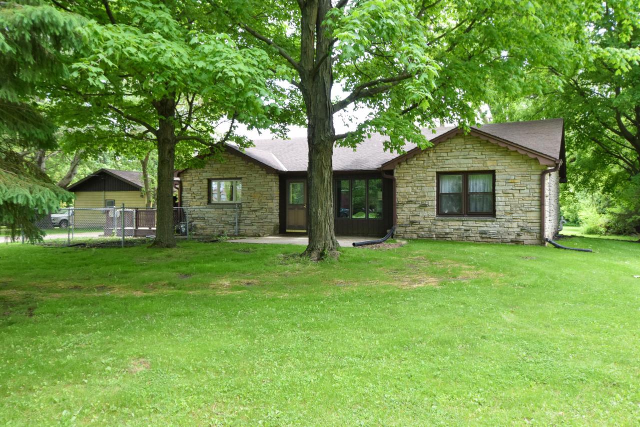 8559 W Puetz Rd, Franklin, WI 53132