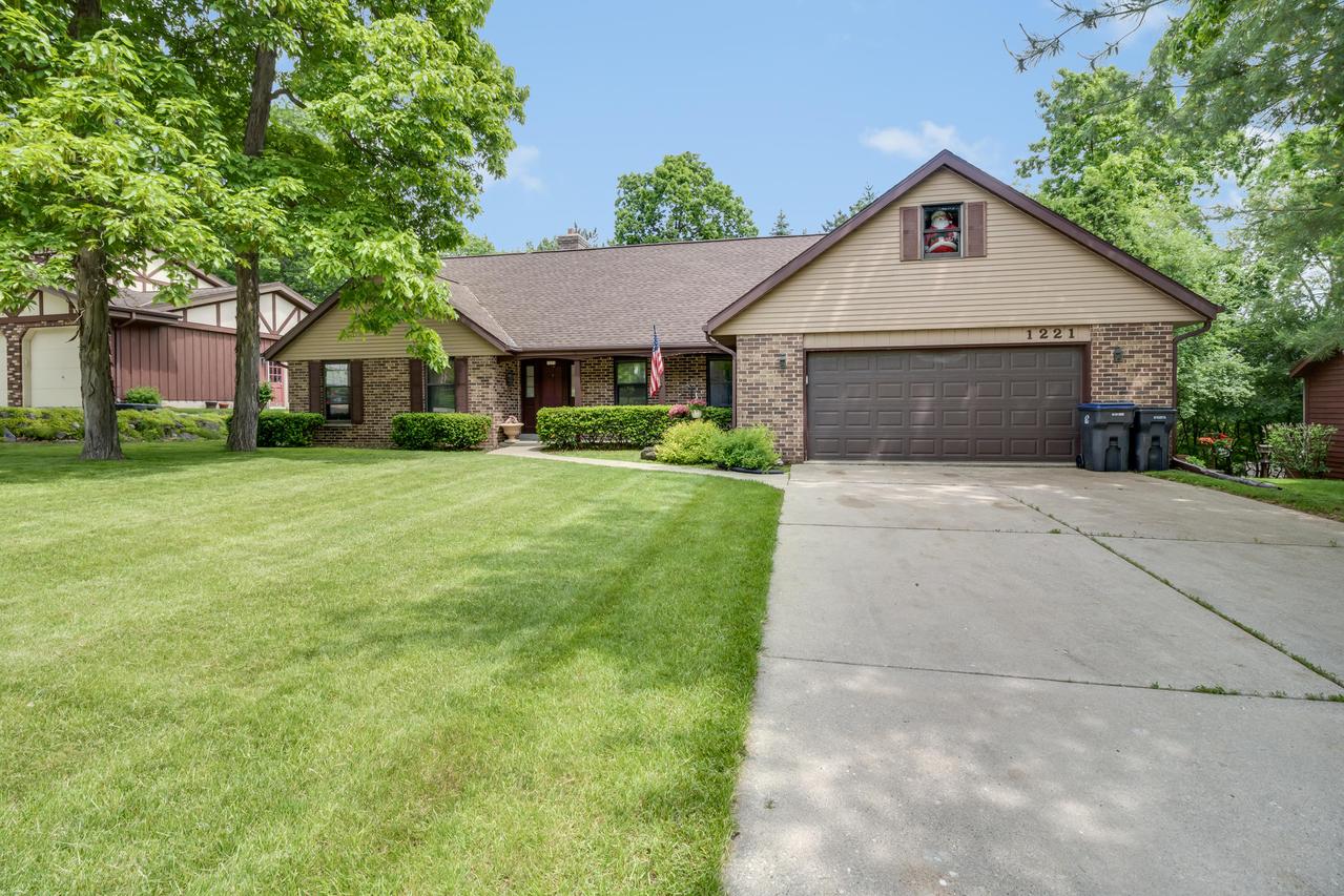 1221 Ayrshire Ln, Waukesha, WI 53189