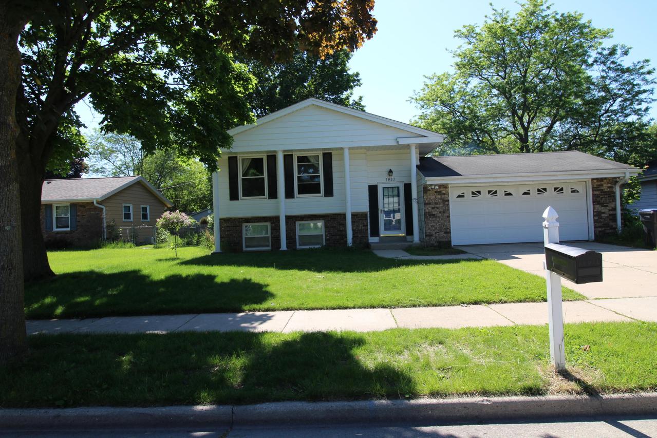 1812 Chapman Dr, Waukesha, WI 53189