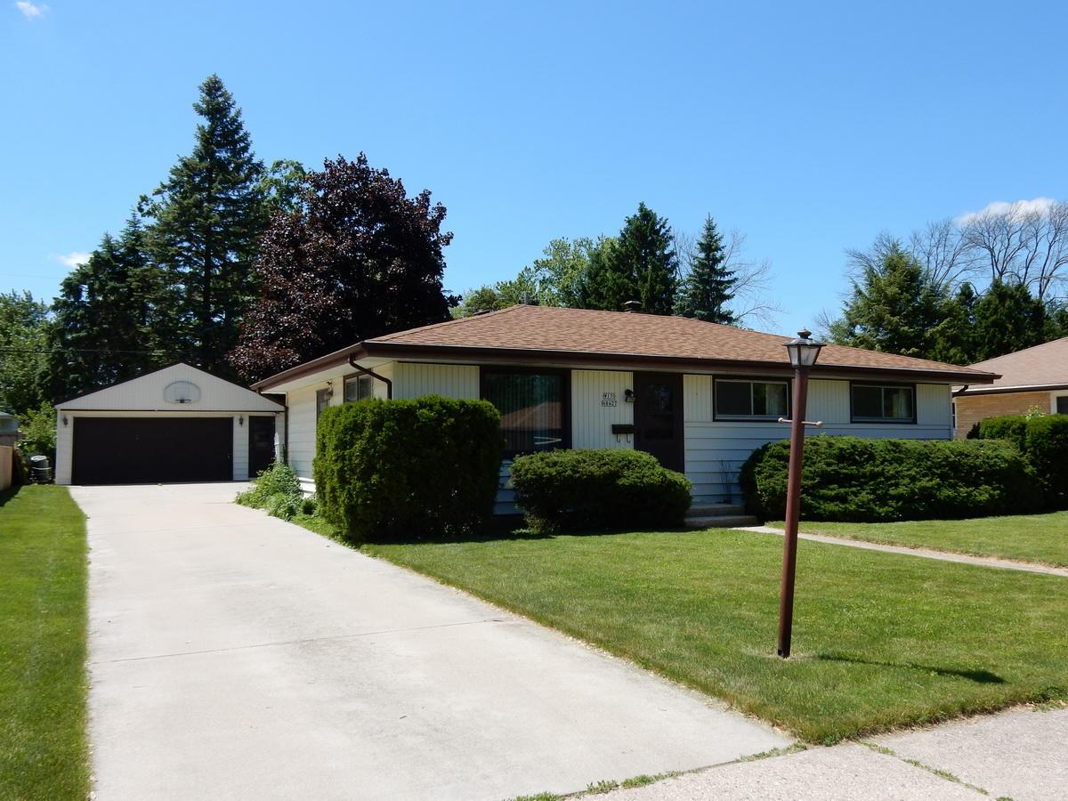 W170N8427 Lloyd Ave, Menomonee Falls, WI 53051