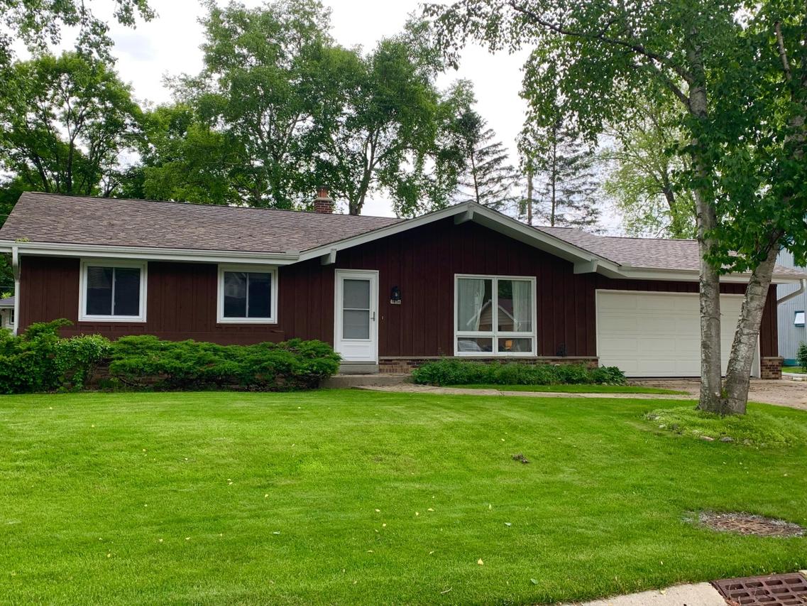 1636 W Fairfield Ct, Glendale, WI 53209