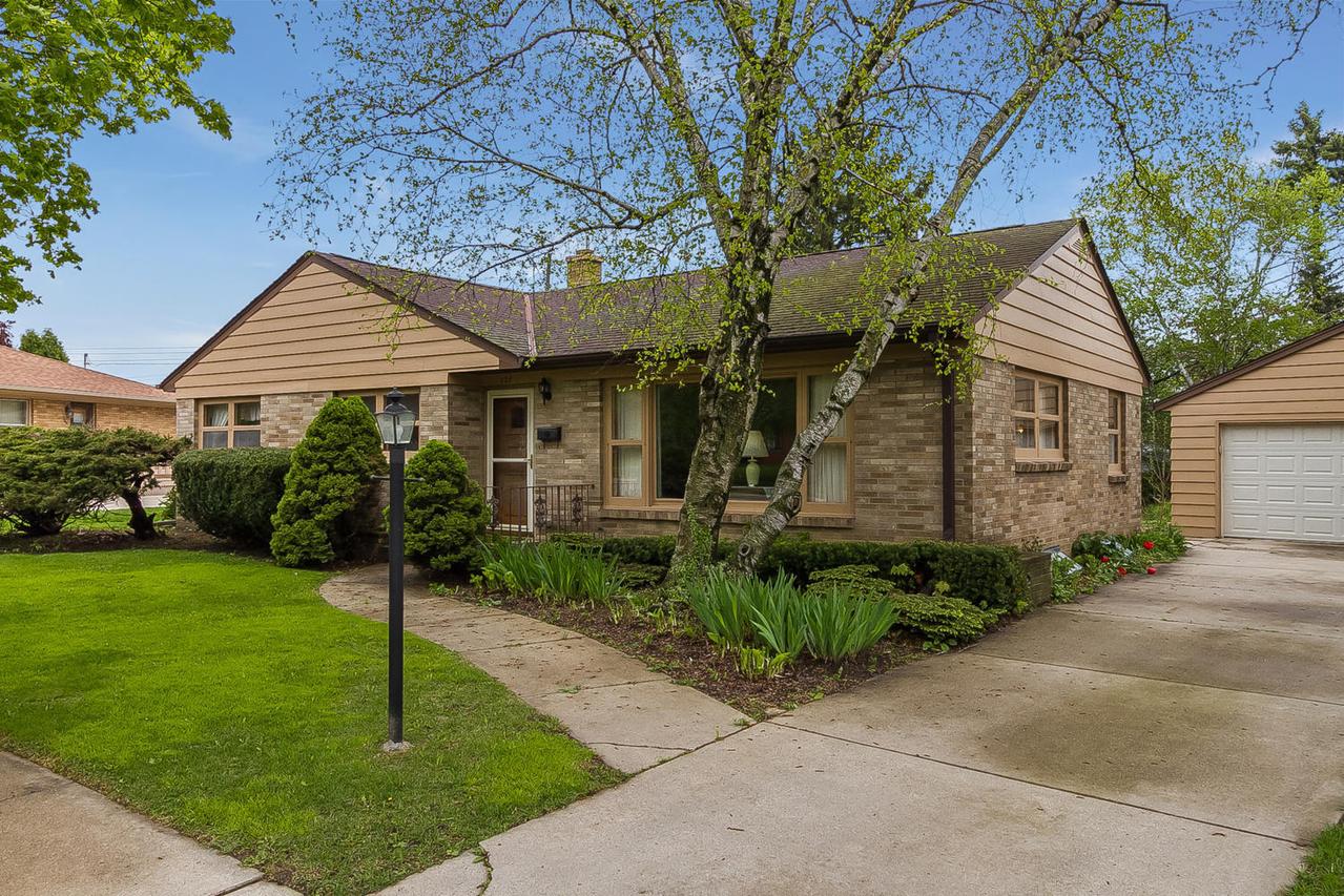 127 Merrie Ln, Racine, WI 53405