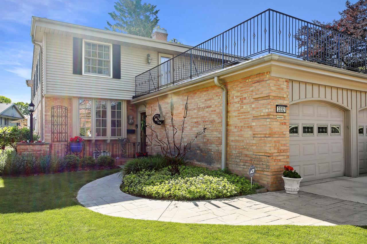 3332 N Lake Dr, Milwaukee, WI 53211
