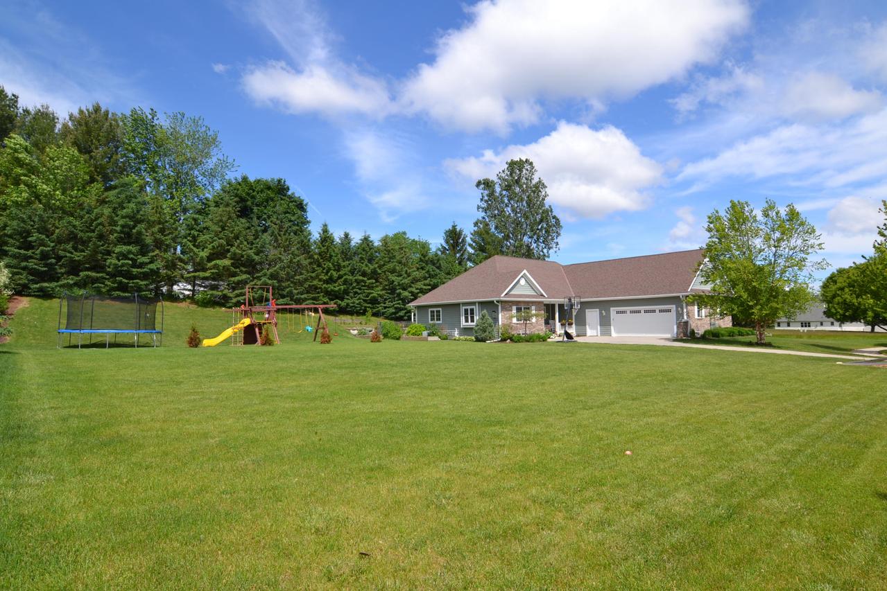 1457 Red Oak Dr, Hartford, WI 53027