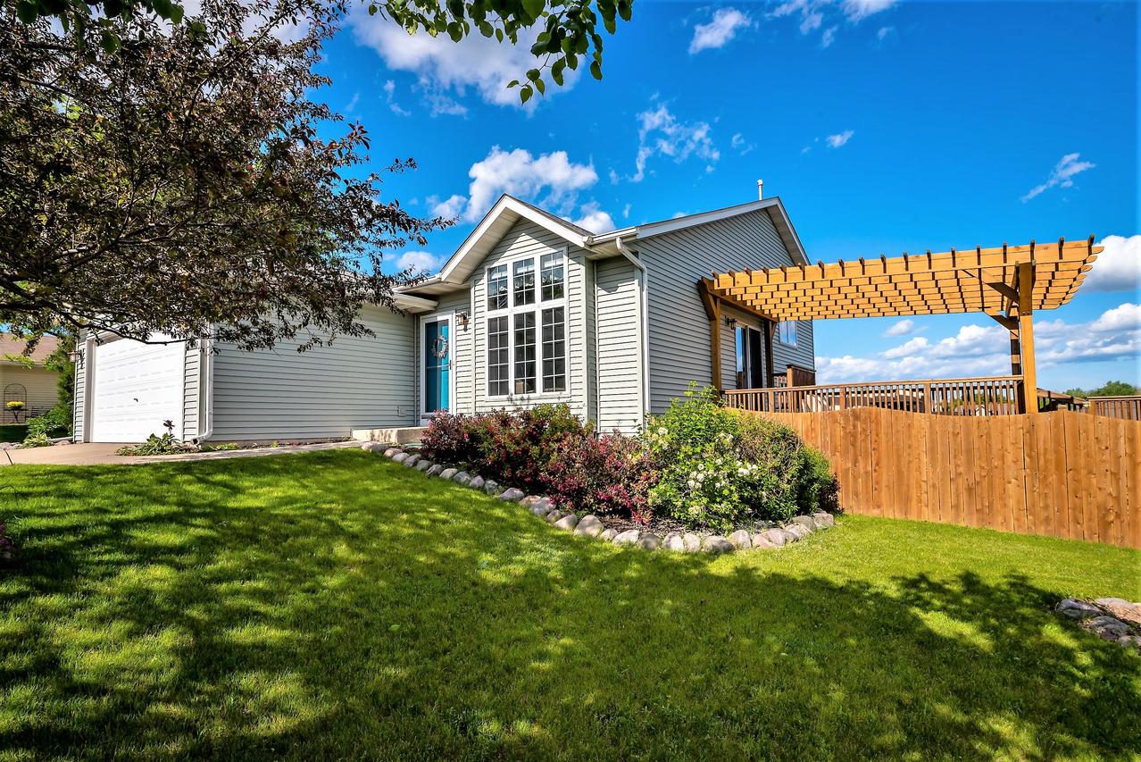 W200N16250 Pine Dr, Jackson, WI 53037