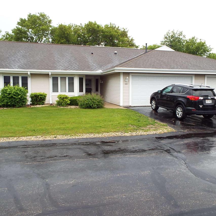 303 Hartford Sq., Hartford, WI 53027
