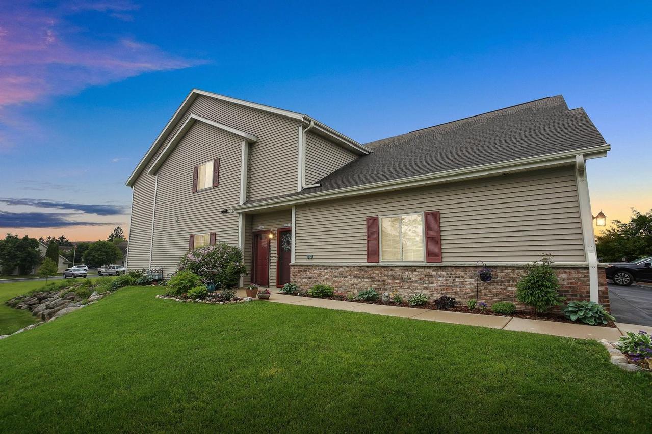 2049 Pine Ridge #B, Grafton, WI 53024