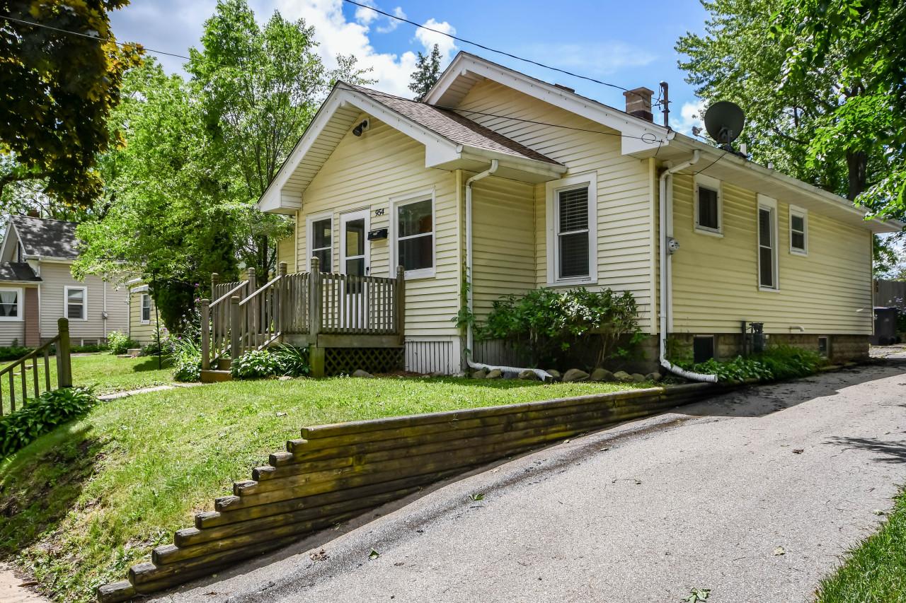 954 N Greenfield Ave, Waukesha, WI 53186