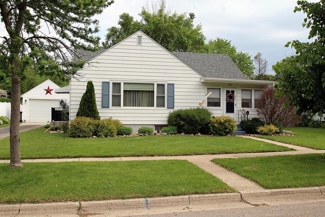 910 Dempster St, Fort Atkinson, WI 53538
