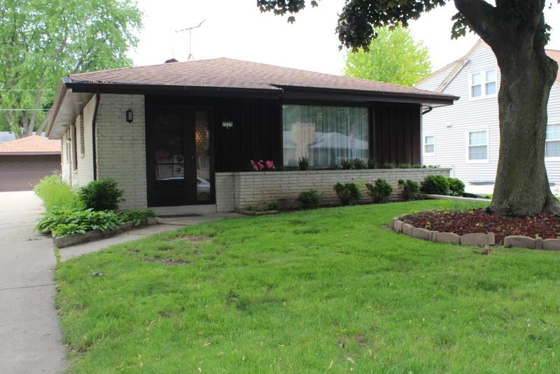 2225 N 106th St, Wauwatosa, WI 53226