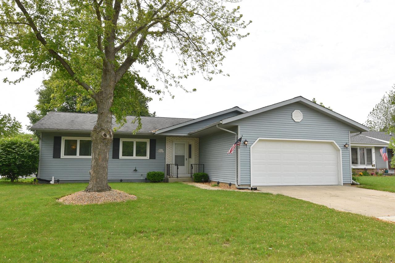 N169W20227 Chateau Dr, Jackson, WI 53037