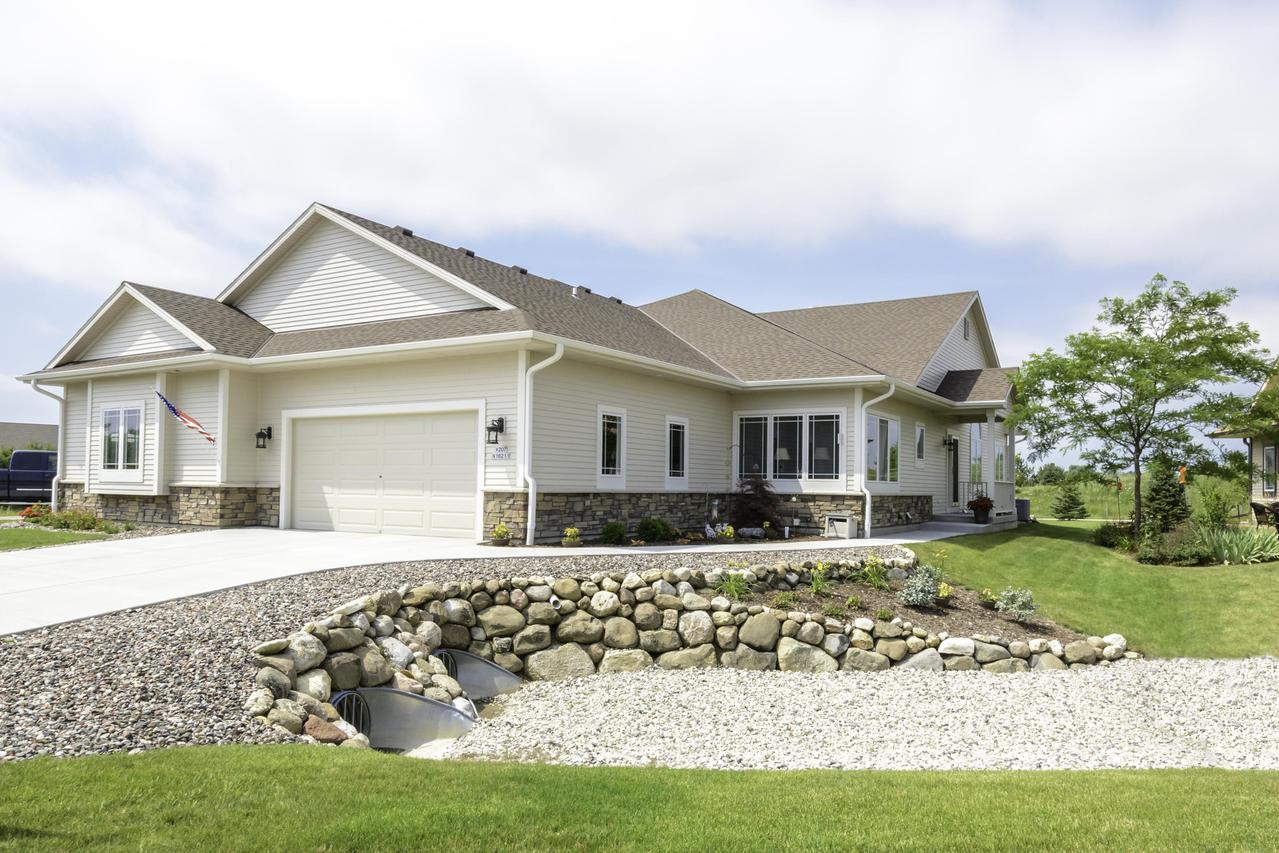 W207N16211 Elliot Dr #17, Jackson, WI 53037