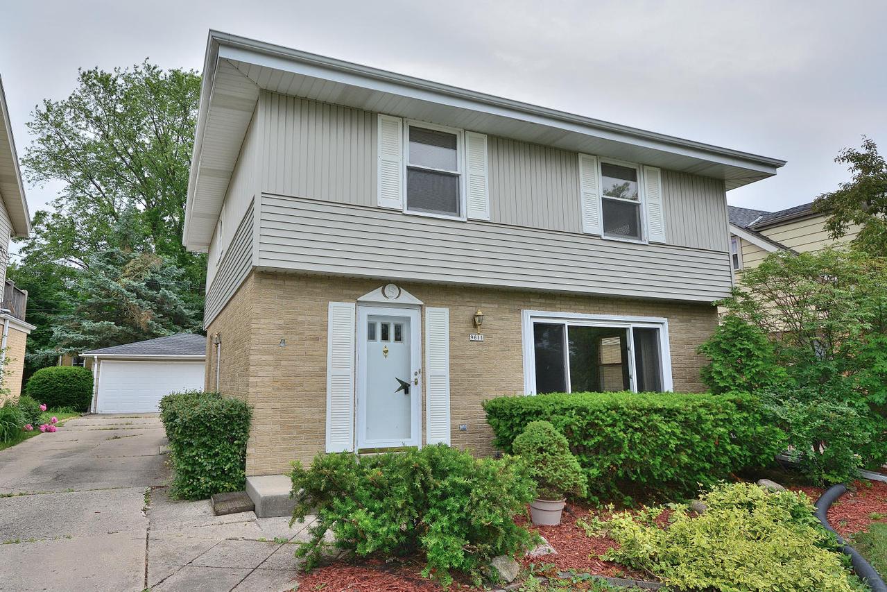 9611 W Grantosa Dr, Wauwatosa, WI 53222