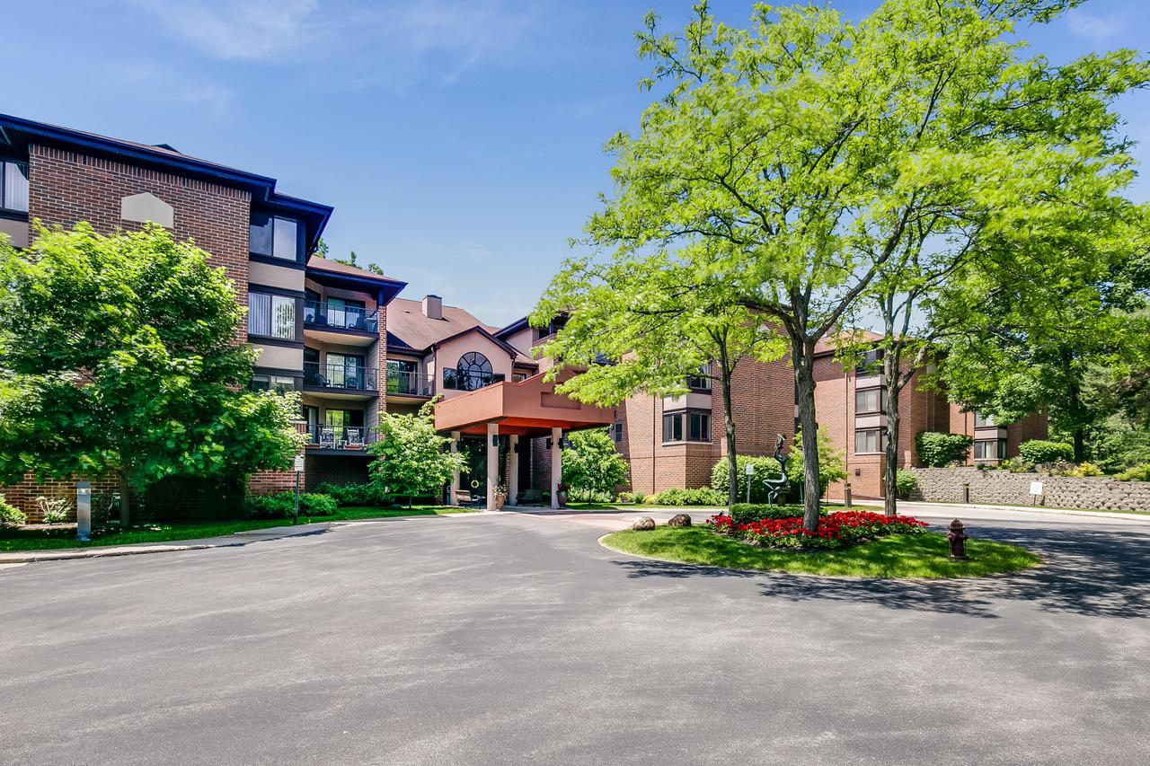 1600 W Green Tree Rd #308, Glendale, WI 53209