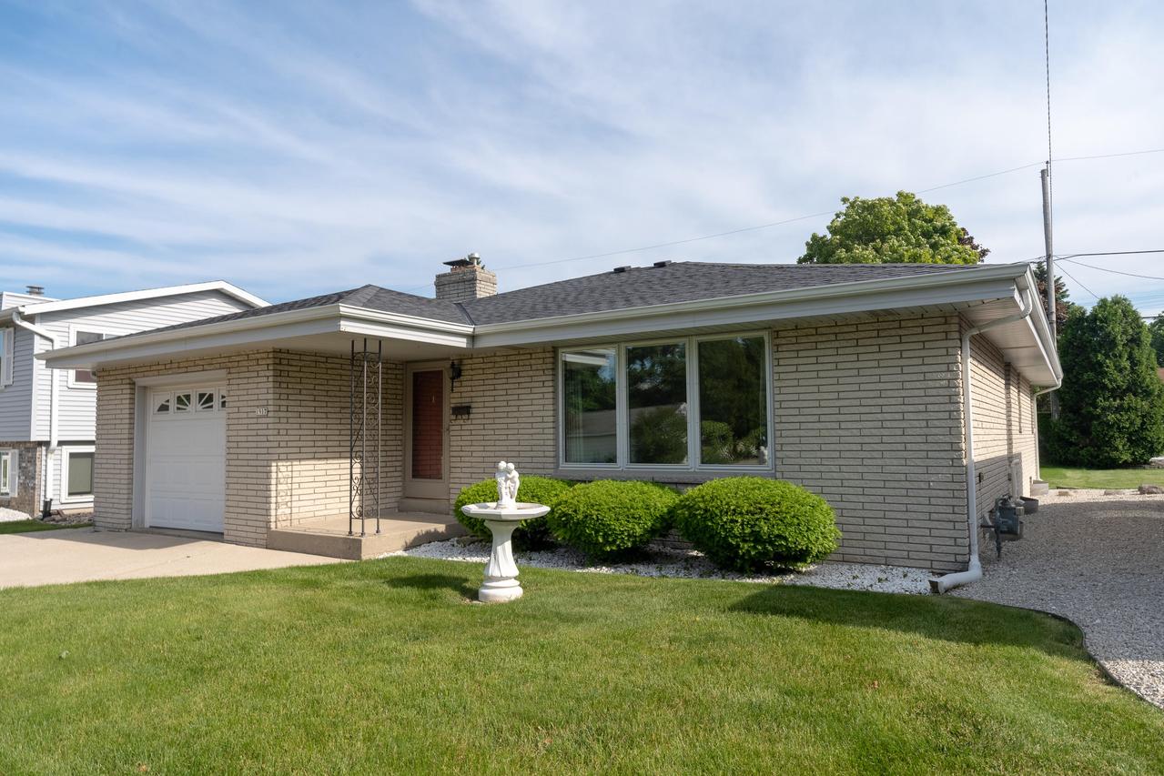 1917 E Van Beck Ave, Saint Francis, WI 53235