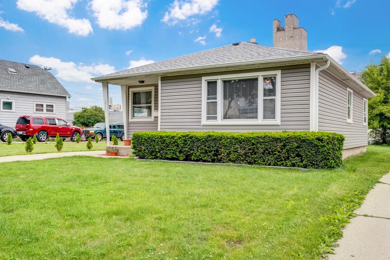 2165 S 37th St, Milwaukee, WI 53215