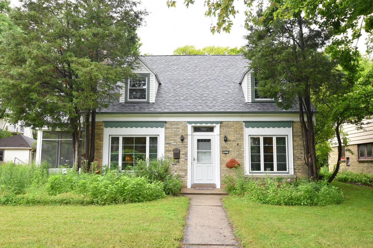 821 N 60th St, Wauwatosa, WI 53213
