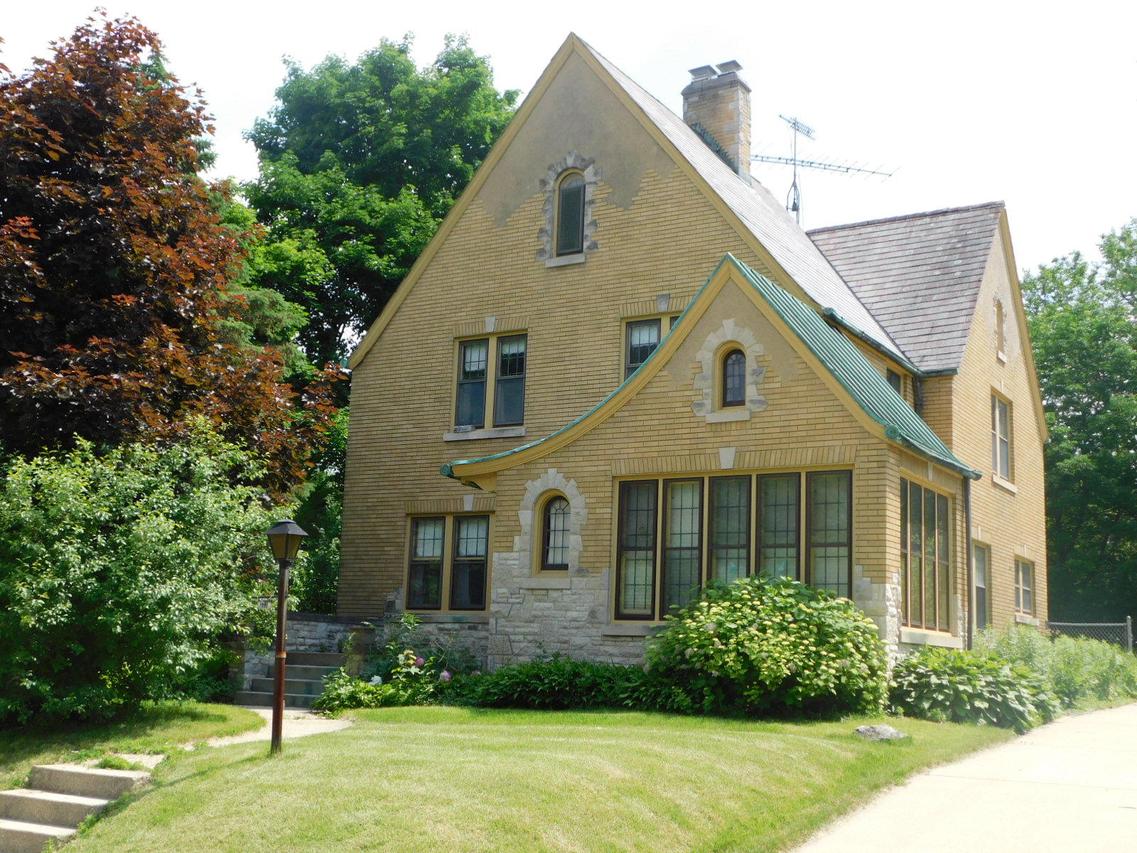 333 N Hartwell Ave, Waukesha, WI 53186