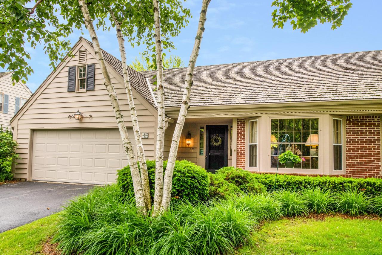 1423 W Westport Cir, Mequon, WI 53092