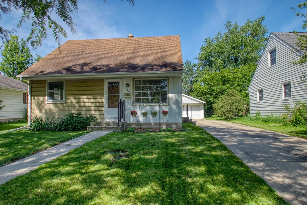 1308 W West End Rd, Waukesha, WI 53188