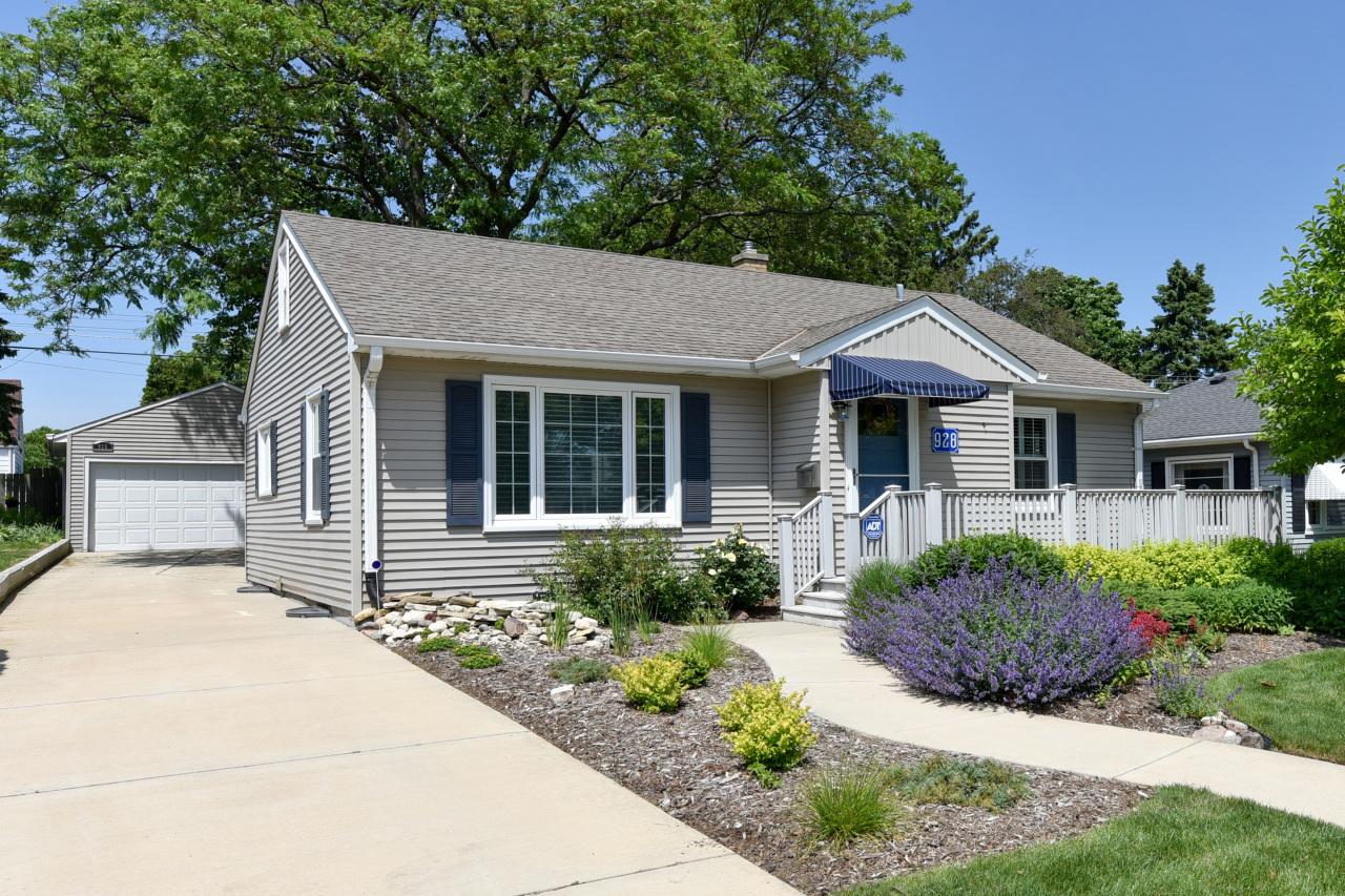 928 Oregon St, Racine, WI 53405