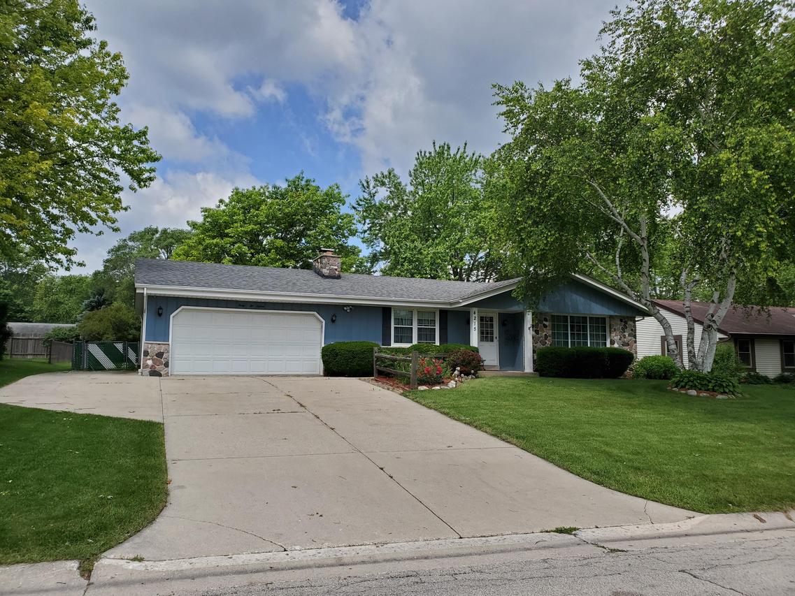 4215 S Adell Ave, New Berlin, WI 53151
