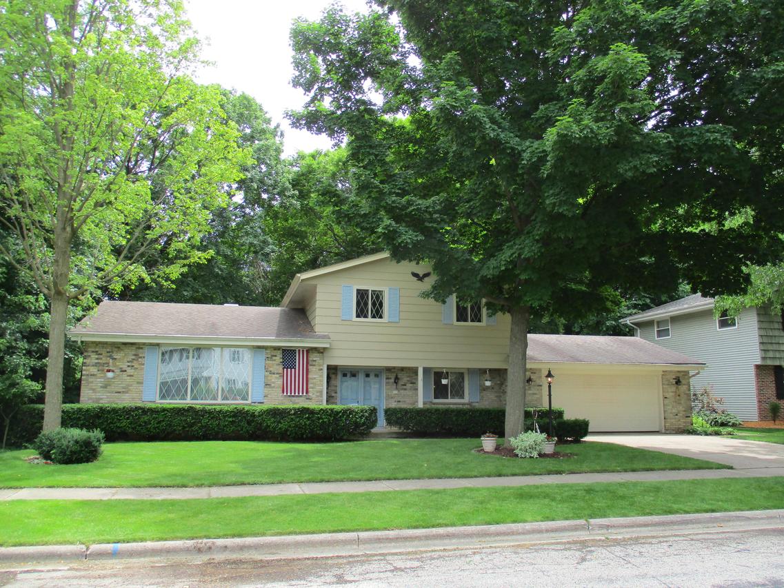 119 Laurel Dr, West Bend, WI 53095