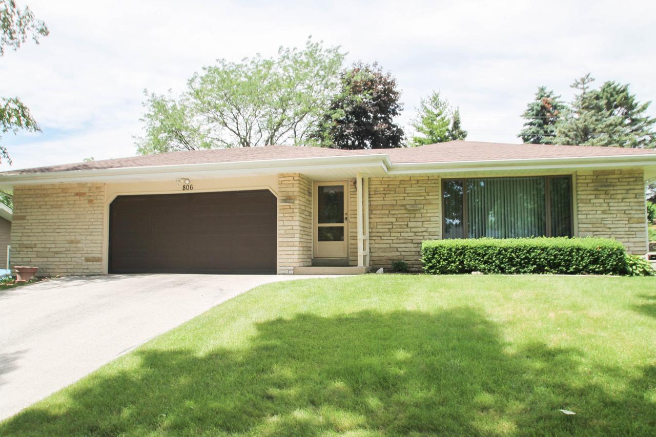 806 Greenmeadow Dr, Waukesha, WI 53188