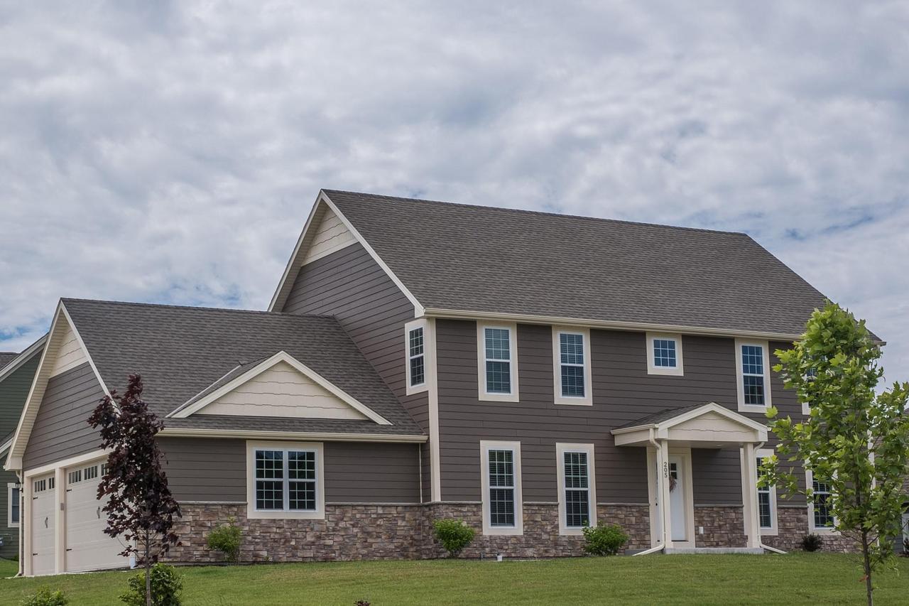 205 Prairie Song Dr, Waukesha, WI 53188