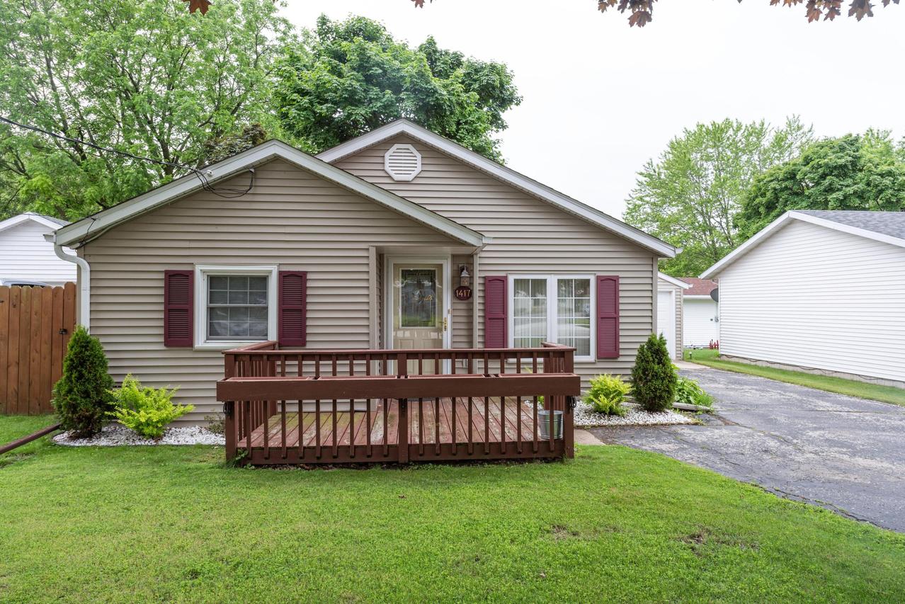 1417 Dewey St, Manitowoc, WI 54220