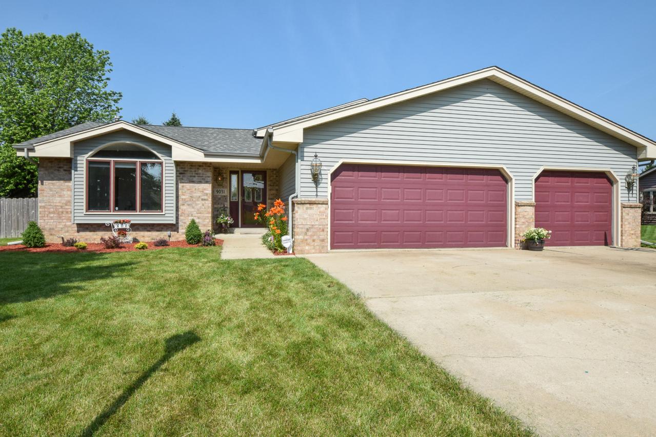 9031 S Leah Ln, Oak Creek, WI 53154