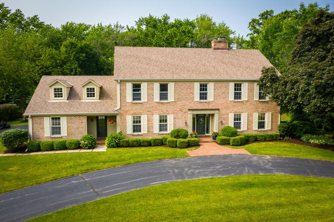 1200 E Donges Ct, Bayside, WI 53217