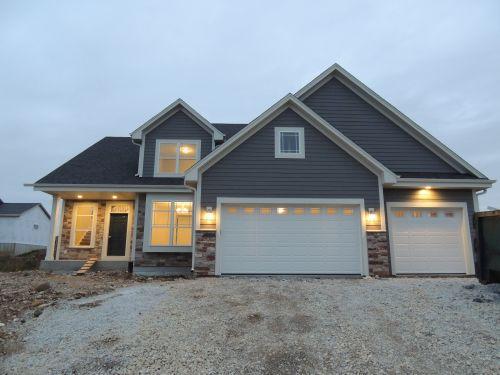 2025 Farmlane Dr., Slinger, WI 53086