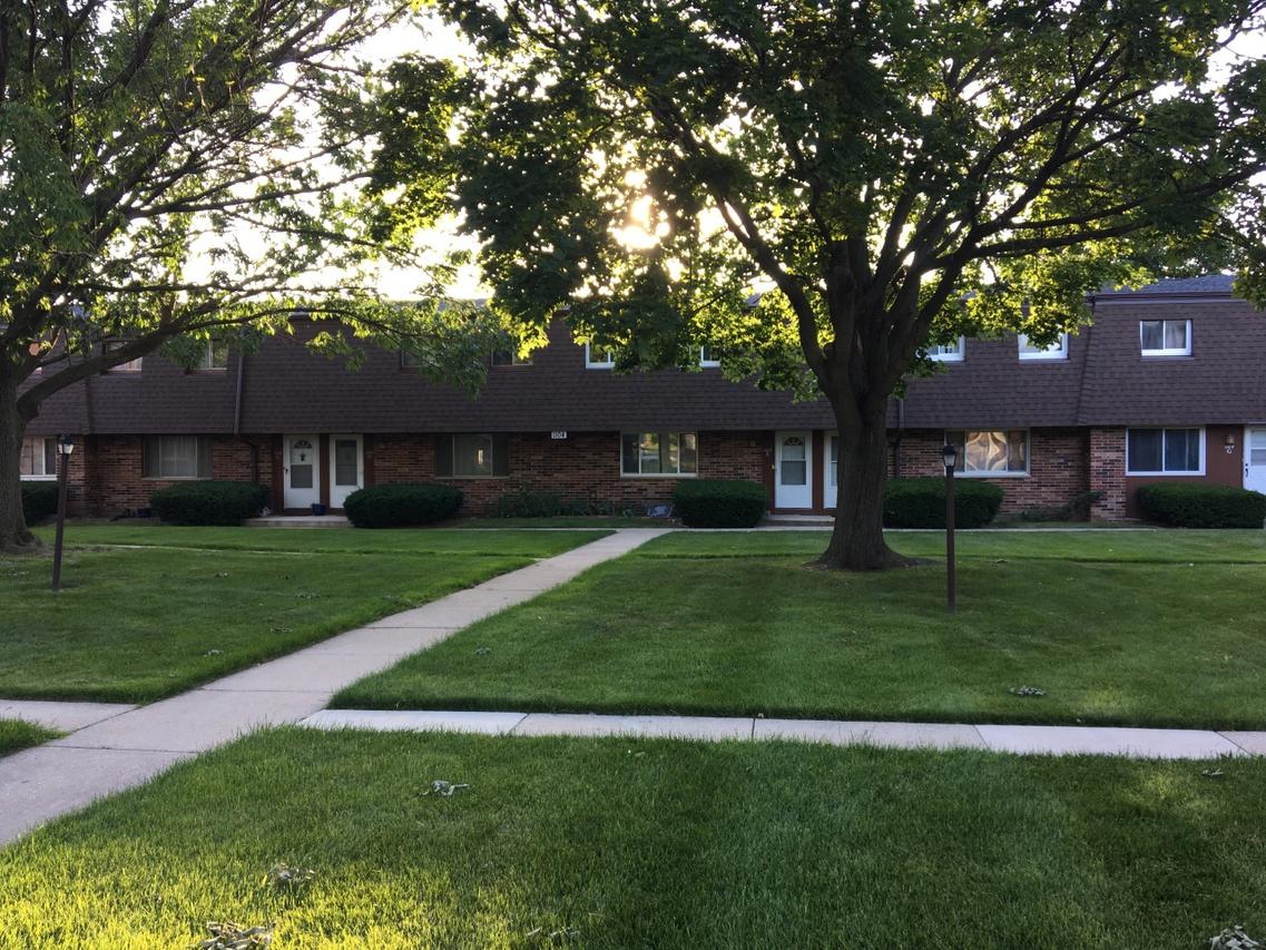1104 Fleetfoot Dr #E, Waukesha, WI 53186