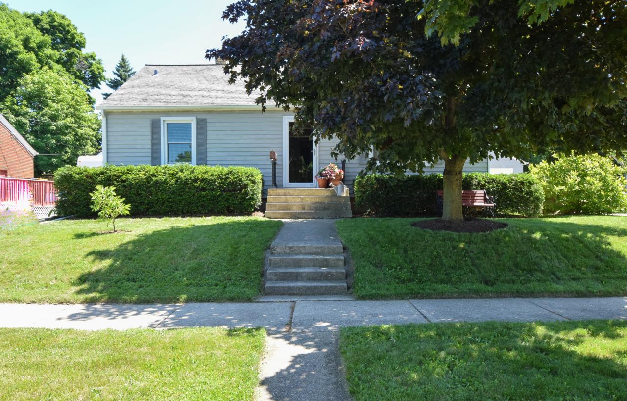 323 S Silverbrook Dr, West Bend, WI 53095